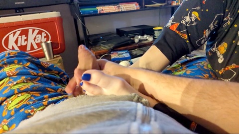 Papa s'adonne au pur plaisir en adorant les pieds de Chekra pendant qu'elle est immergée dans les jeux vidéo