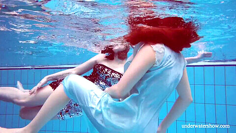 Dashka e Vesta, due bellezze sottomarine, si esibiscono in una piscina pubblica!