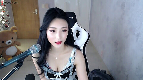 Hot Korean performs sexy dance & does blowjob