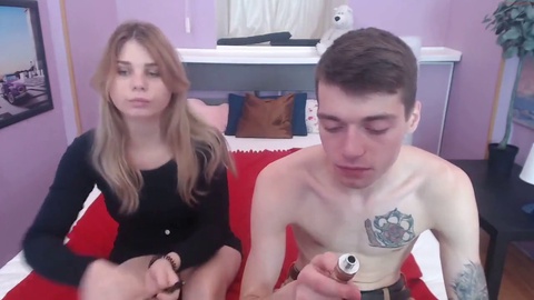 Couple russe sauvage sur webcam avec éjaculation sur ses fesses