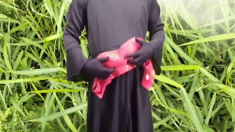 Un chico de piel oscura se lo da a una chica de Agra en una escena hindú apasionante