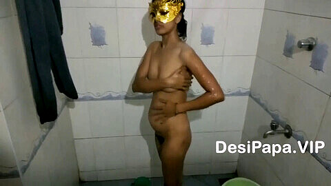 Indische Tante nimmt eine Dusche