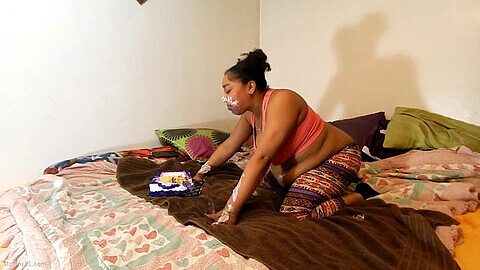Une nourriture afro-américaine dodue se salit en se goinfrant d'un gros gâteau à quatre pattes