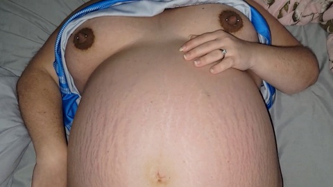 Vollbusige schwangere Ehefrau bekommt eine versaute Spermaladung von einem großen Schwanz