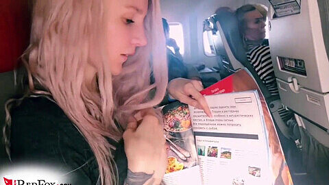 Blondine fingert sich in einem Flugzeug - Heißer Solo-Sex