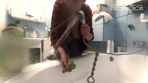 Les énormes seins de Lena exposés pendant le nettoyage de la baignoire.