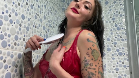 La dominatrice en latex Nika se douche en robe de latex, regardez comment les gouttelettes d'eau caressent son corps