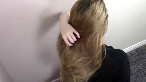 POV Hair Fetisch-Rollenspielvideo: Blonde Teenagerin gibt Hairjob, Blowjob und nimmt Cumshot in ihrem langen, haarigen Haar auf!
