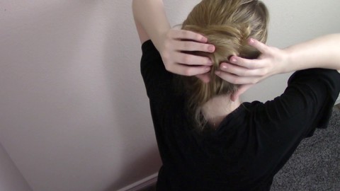 Vídeo de fetichismo del cabello POV: ¡La joven rubia da un Hairjob, una mamada, y recibe un cumshot en su largo cabello peludo!