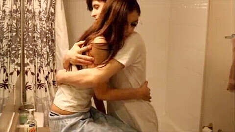 Demi-frère baise la sœur mince Chloe Night dans une vidéo maison