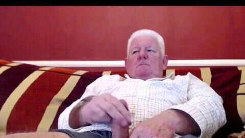 Un hombre maduro se complace a sí mismo en la webcam para tu disfrute visual.